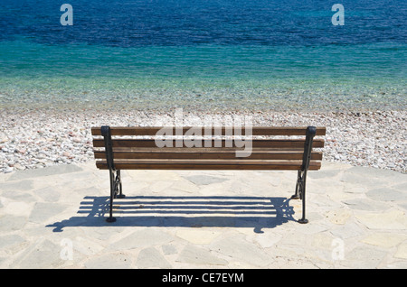 Banquette en bois sur le front de mer, donnant sur la mer, Livadia,Tilos Island, Grèce Banque D'Images