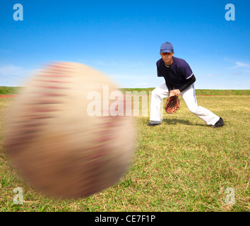 Joueur de baseball prêt attraper la balle rapide Banque D'Images