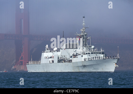 Frégate canadienne de patrouille NCSM Ottowa (FFH 341) sur la baie de San Francisco. Banque D'Images