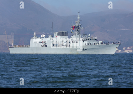 Frégate canadienne de patrouille NCSM Ottowa (FFH 341) sur la baie de San Francisco. Banque D'Images