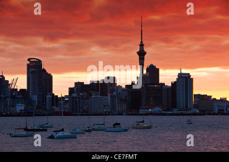 Auckland City skyline and harbour au crépuscule. Auckland, île du Nord, Nouvelle-Zélande Banque D'Images