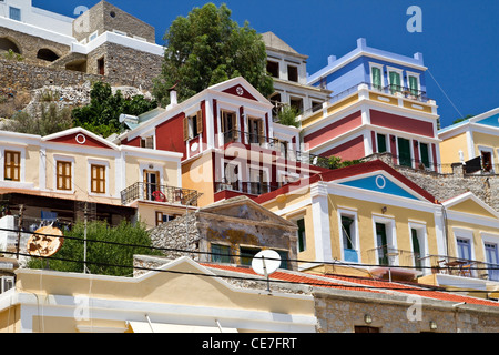 Maisons colorées traditionnelles grecques dans l'île de Symi Banque D'Images