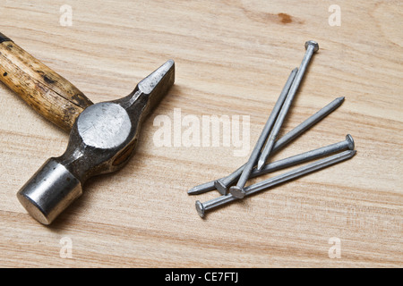 Ancien hammer and nails sur fond de bois Banque D'Images