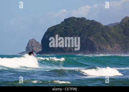 La capture d'un surfeur vague. Piha, Waitakere Ranges Regional Park, Auckland, île du Nord, Nouvelle-Zélande Banque D'Images