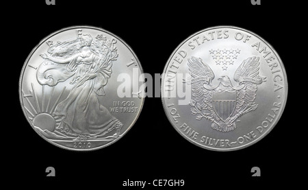 American silver eagle pièce d'un dollar sur fond noir Banque D'Images