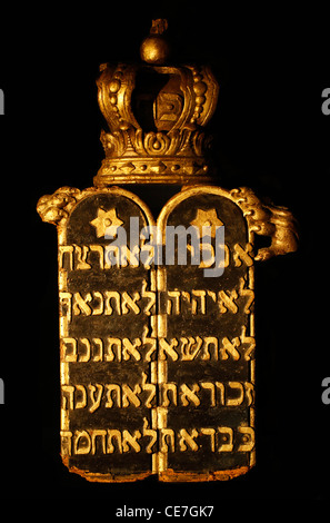 Les dix commandements en hébreu inscrit dans une Torah Ark penderie qui contient les rouleaux de la Torah juive dans la synagogue de Yad Vashem, Musée de l'histoire de l'Holocauste pour les Juifs victimes dans la partie ouest de Jérusalem Israël