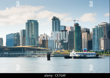 Skyline de Vancouver avec station essence Chevron, Vue du parc Stanley, de la Colombie-Britannique, Canada, 2011 Banque D'Images