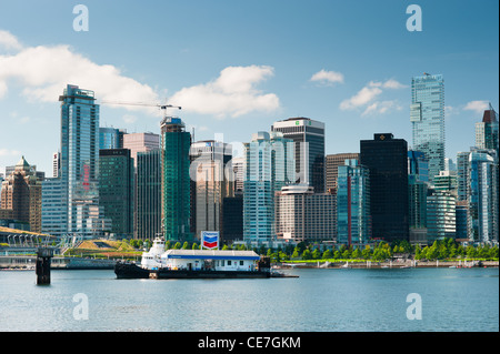 Skyline de Vancouver avec station essence Chevron, Vue du parc Stanley, de la Colombie-Britannique, Canada, 2011 Banque D'Images