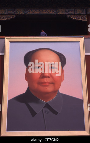 Guardian debout sur un immense tableau de Mao Zedong ou Mao Tsé-toung aussi connu comme le président Mao à la porte de la paix céleste Tiananmen, la Place Tiananmen, la Cité Interdite, Pékin, Chine Banque D'Images