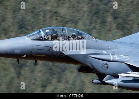 F-15 Strike Eagle de l'USAF en vol à basse altitude le mach loop Mid Wales Banque D'Images