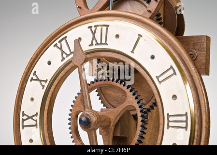 Meubles anciens à cadran d'horloge montrant l'heure à propos de douze Banque D'Images