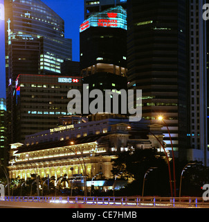 Fullerton Hotel dans le quartier d'affaires Central CDB dans la région de la baie de Plaisance de la ville de Singapour en Extrême-Orient Asie du sud-est. Finance financier Skyline Banque D'Images