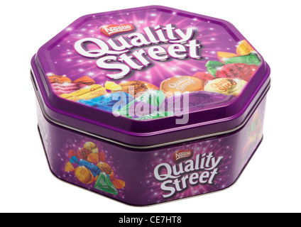 Boîte de quality street Nestlé sur fond blanc Banque D'Images