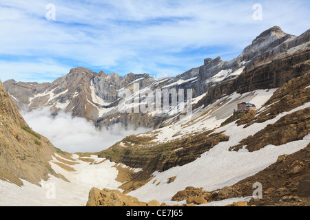 Pic Marbore, pics de la Cascade et le refuge des Sarradets. Cirque de Gavarnie. Parc National des Pyrénées. La France. Banque D'Images