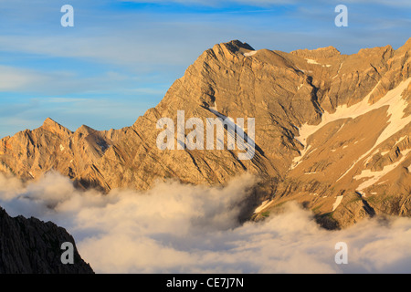 Petit Pic d'Astazou Refuge des Sarradets. Cirque de Gavarnie. Parc National des Pyrénées. La France. Banque D'Images