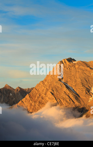 Petit Pic d'Astazou Refuge des Sarradets. Cirque de Gavarnie. Parc National des Pyrénées. La France. Banque D'Images