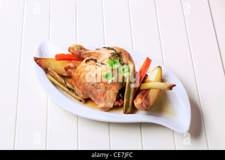 Cuisse de poulet cuit et les légumes - libre Banque D'Images