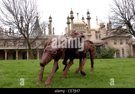 Une paire de chiens sculpture par l'artiste Wouda Marjan a fait du bruit en 2004 Brighton Pavilion Gardens Banque D'Images