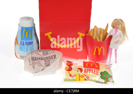 McDoanld Joyeux festin avec un hamburger, frites, lait et balanciers d'Apple et une poupée Barbie jouet sur fond blanc, dentelle, Banque D'Images