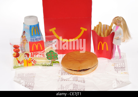 McDoanld's Girls Happy Meal avec un hamburger, frites, lait et Apple, d'une Barbie doll toy & fort sur fond blanc, dentelle, Banque D'Images