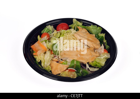McDonalds salade césar au poulet grillé en plastique noir contenant à emporter sur fond blanc. Banque D'Images