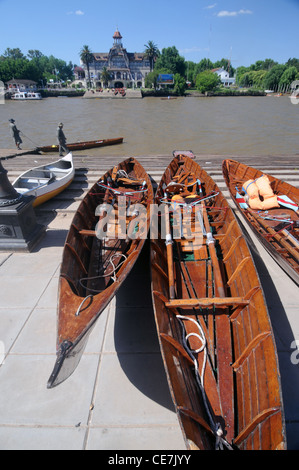 Barques traditionnelles en bois sur la rive, Tigre, au nord de Buenos Aires, Argentine. Pas de monsieur ou PR Banque D'Images