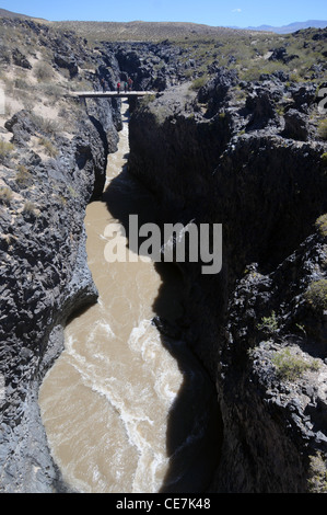 Rio Grande s'écoulant à travers canyon couper à travers, de basalte volcanique sur le bord du Parque Nacional Payunia, Mendoza, Argentine. Pas de monsieur Banque D'Images