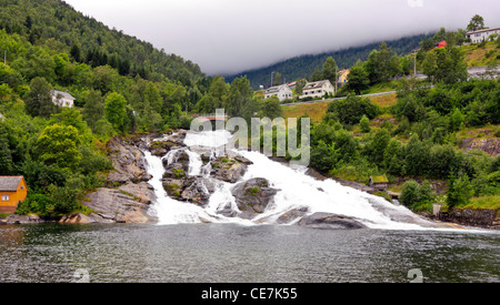 Chute d'eau se déversant dans le fjord de Geiranger, Hellesylt, Norvège Banque D'Images