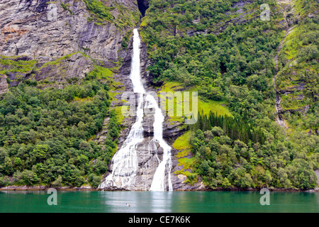 Chute d'eau se déversant dans le fjord de Geiranger, Hellesylt, Norvège Banque D'Images