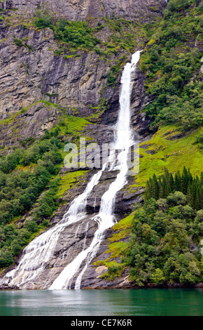 Chute d'eau se déversant dans le fjord de Geiranger, Hellesylt, Norvège Banque D'Images