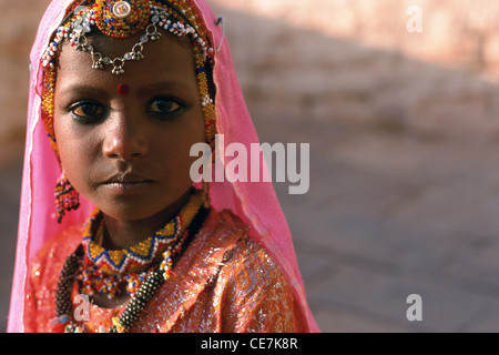 Portrait d'une petite fille dancer appartenant à la harpe ( 'bhopa' en hindi) caste ( Inde) Banque D'Images