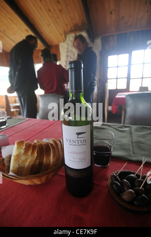 Du pain, des olives et du vin à table avant le déjeuner, au restaurant Mapuche Mawizache, parc national Lanin, Argentine. Aucune communication ou MR Banque D'Images