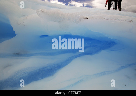 La marche sur le glacier Perito Moreno, le Parc National Los Glaciares, Patagonie, Argentine. Pas de monsieur Banque D'Images