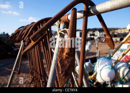 Des ancres et du matériel de pêche sur la plage de Hastings. Articles industriels agriculture Rusty Banque D'Images