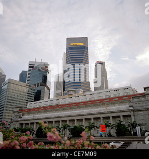 Fullerton Hotel dans le quartier d'affaires Central CDB dans la région de la baie de Plaisance de la ville de Singapour en Extrême-Orient Asie du sud-est. Finance financier Skyline Banque D'Images