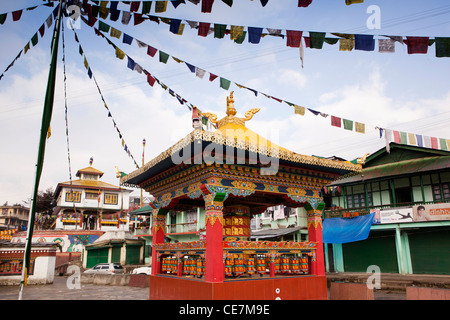L'Inde, de l'Arunachal Pradesh, Tawang, prière bouddhiste et drapeaux au centre ville Banque D'Images