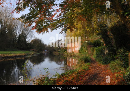 L'ITCHEN RIVER TRAVERSE LA VILLE DE WINCHESTER, HAMPSHIRE Banque D'Images