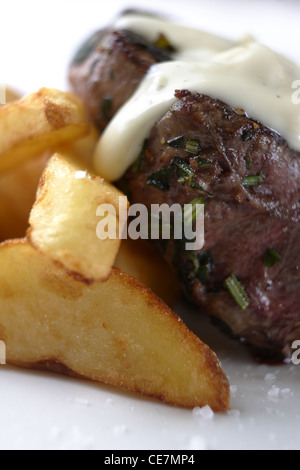 Helen épicé de surlonge Mon boeuf noir gallois avec la crème fraîche et moutarde chips coupés à la main Banque D'Images