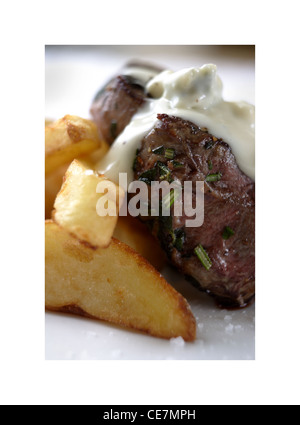 Helen épicé de surlonge Mon boeuf noir gallois avec la crème fraîche et moutarde chips coupés à la main Banque D'Images