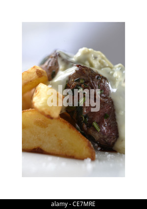 Helen épicé de surlonge Mon boeuf noir gallois avec la crème fraîche et moutarde chips coupés à la main Banque D'Images