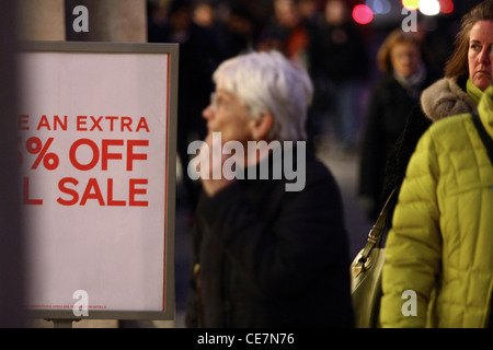 Vente panneau dans un shop avec les personnes qui s'y passe Banque D'Images