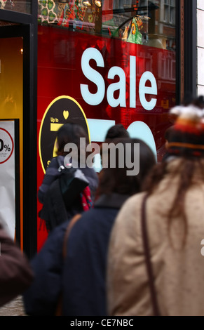 Vente panneau dans un shop avec les personnes qui s'y passe et à la Banque D'Images