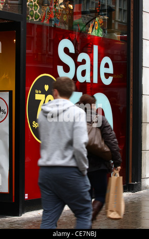 Vente panneau dans un shop avec les personnes qui s'y passe et à la Banque D'Images