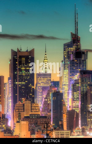 Le Chrysler Building, Bank of America Tower, et autres bâtiments près de la 42e rue au cours d'aube comme vu de New Jersey. Banque D'Images