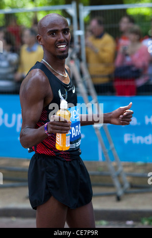 Londres BUPA 10 000 m de course. Course sur route annuelle. Mo Farah, vainqueur de la course des hommes. Banque D'Images