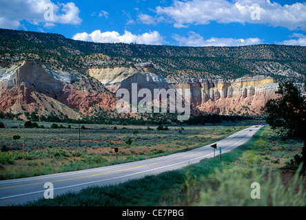 Rt. 84, les falaises accidentées et de formations rocheuses, Echo Amphitheatre, Carson National Forest, New Mexico, USA Banque D'Images