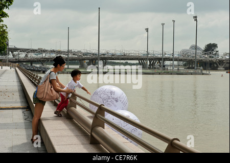 La mère et l'enfant par Marina Bay, Singapour. Banque D'Images