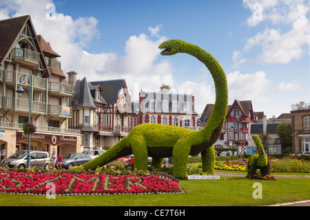 Topiary dinosaure dans le centre de la ville balnéaire de Villers-sur-Mer, Normandie, France. Banque D'Images