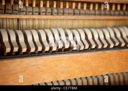 Marteaux de piano et cordes, piano antique, gros plan Banque D'Images