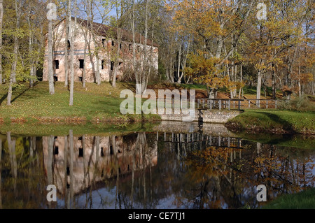 Manoir abandonné dans le parc à l'automne. Luke manor en Estonie Banque D'Images